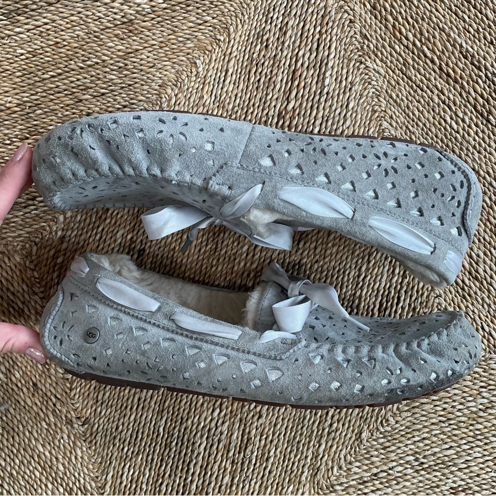 Ugg Australia Dakota Flora Perforated Gray Fur Lined Moccasin Slipper 1011228 10 - Picture 2 of 9